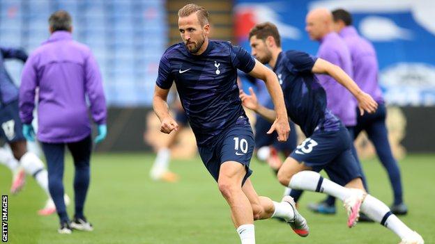 Harry Kane running in Spurs kit