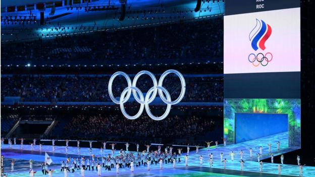 Сборная Китайской Республики несет флаги во время церемонии открытия зимних Олимпийских игр 2022 года в Пекине.