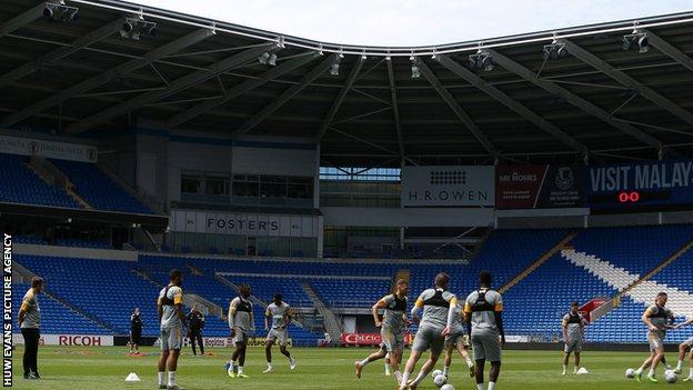 Les joueurs du comté de Newport s'entraînent au Cardiff City Stadium en 2019