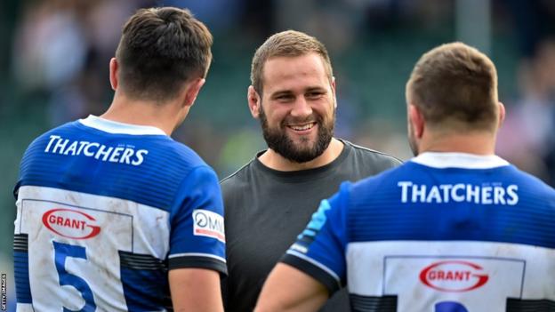 Thomas du Toit (centre) speaks to two of his team-mates at Bath