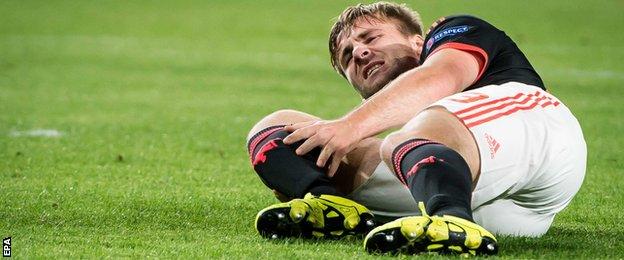 Luke Shaw Man Utd Left Back Suffers Double Leg Fracture Bbc Sport