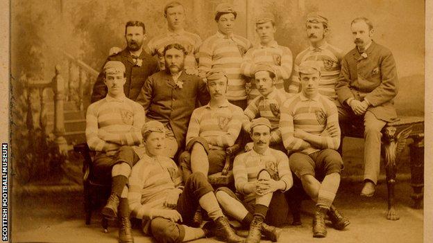 L'image de 1882 est l'équipe d'Écosse qui a battu l'Angleterre 5-1 au premier Hampden Park.  C'était la première fois que les joueurs recevaient des casquettes en cadeau de présentation et on peut les voir les porter.