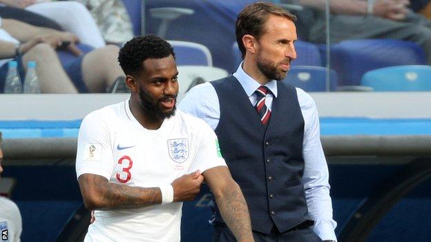 Danny Rose da Inglaterra disputa a bola com Phil Jones do Panama realizada  neste domingo, 24, no Estádio Nizhny Novgorod, na Rússia, válida pela 2ª  rodada do Grupo G da Copa do