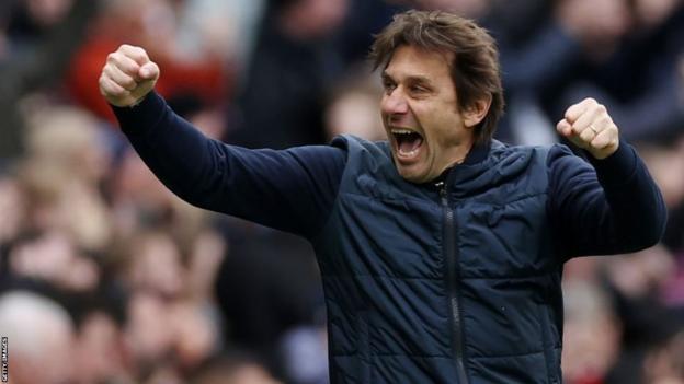 Antonio Conte applaudit la foule