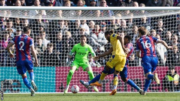 Dominic Calvert-Lewin fires narrowly wide after a neat turn and shot from Alex Iwobi's pass