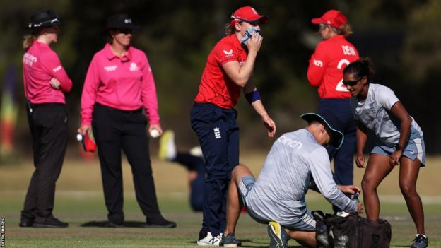 ฮีทเธอร์ ไนท์ กัปตันทีมชาติอังกฤษเข้ารับการรักษาหลังถูกลูกบอลตบหน้าในเกมอุ่นเครื่อง ICC Women
