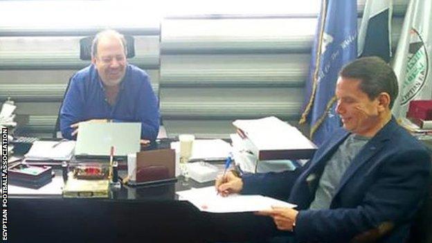 Eez Eldin Bahder (right) signs his contract