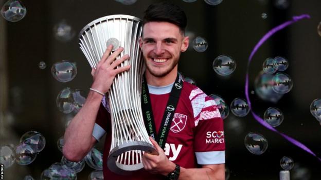 Declan Rice holding the Europa Conference League trophy