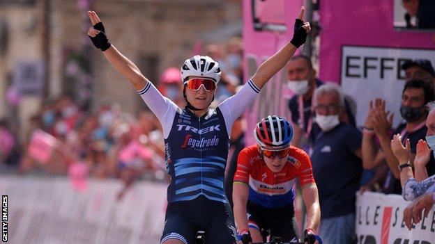 Elisa Longo Borghini (left) outsprints Anna van der Breggen (right) to win stage eight of the 2020 Giro Rosa