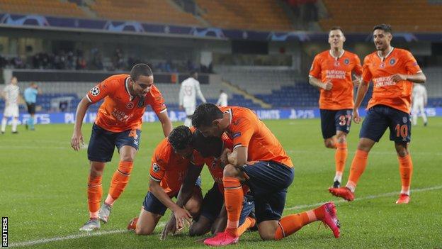 Istanbul Basaksehir 2 1 Man Utd Demba Ba Edin Visca Anthony