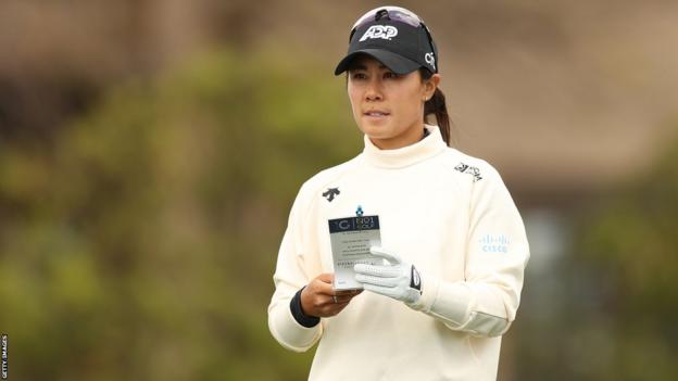 Danielle Kang holds her scorecard