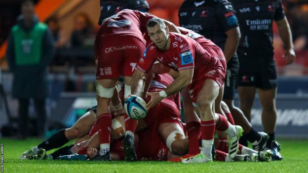 Gareth Davies passing ball