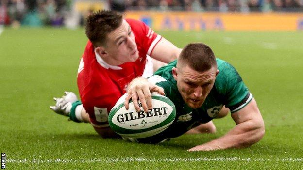 Andrew Conway stretches over for Ireland's second try