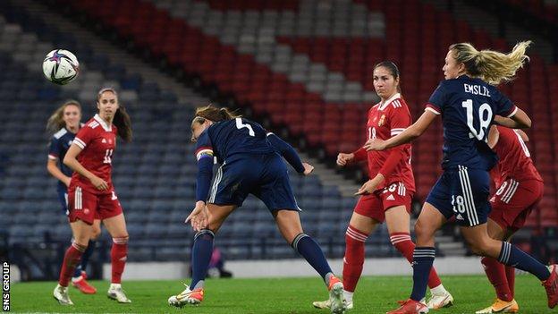 L'Ecosse a eu besoin d'un but tardif de la skipper Rachel Corsie pour battre la Hongrie 2-1 lors de son dernier match de groupe à Hampden