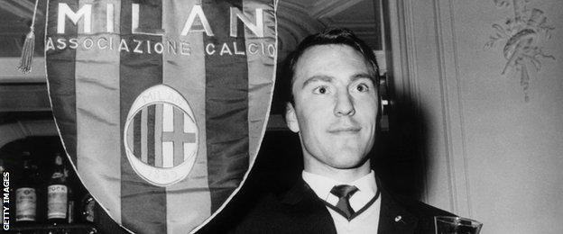 Jimmy Greaves with an AC Milan flag in 1961