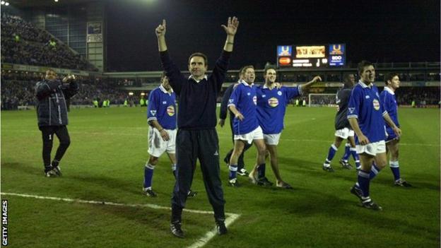 Martin O'Neill célèbre avec ses joueurs de Leicester après avoir battu Aston Villa à Filbert Street pour atteindre la finale de la Coupe de la Ligue en 2000