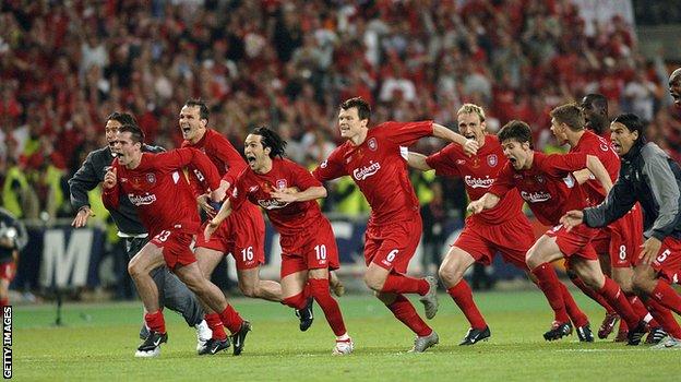 The Liverpool players sprint to congratulate Dudek