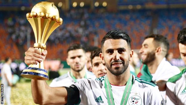 L'Algérie et Riyad Mahrez de Manchester City avec le trophée de la Coupe d'Afrique des Nations