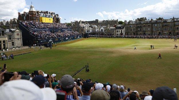 Crowds watch Tiger Woods on April 18