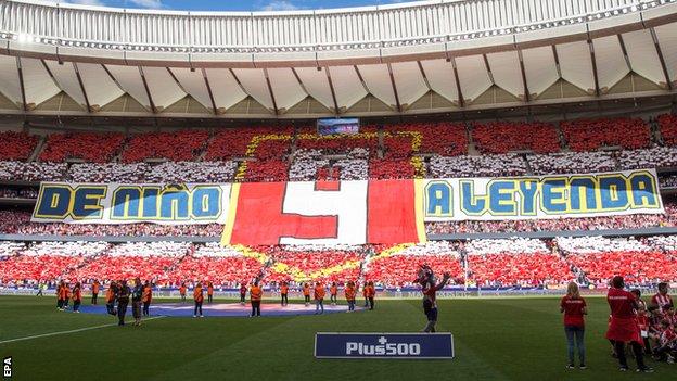 A banner that reads 'from a kid to a legend' in Spanish in tribute to Fernando Torres