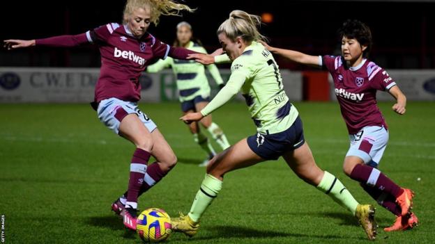 Lauren Hemp supera a dos jugadores del West Ham