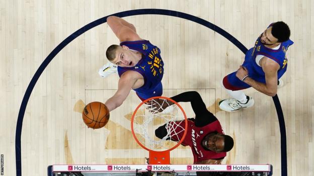 Nikola Jokic anota una canasta en la final de la NBA de 2023