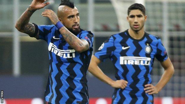 Arturo Vidal is sent off for Inter MIlan
