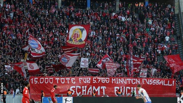 I tifosi del Bayern Monaco spiegano uno striscione sulla Coppa del Mondo del Qatar durante la partita della Bundesliga tra Hertha BSC e FC Bayern München all'Olympiastadion il 05 novembre 2022 a Berlino, Germania