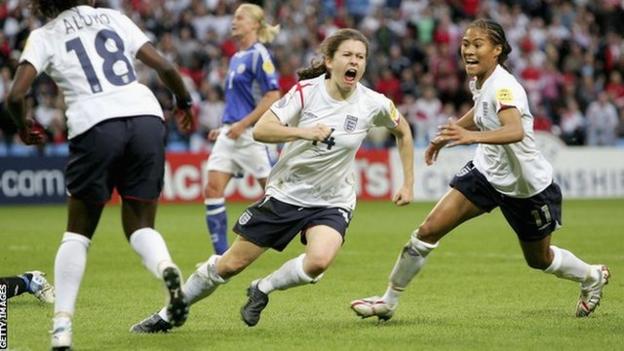 Karen Carney célèbre le but de la victoire de l'Angleterre contre la Finlande à l'Euro 2005