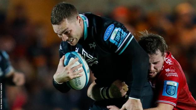 George North attacks the Scarlets defence