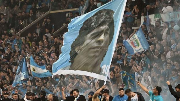 Una bandiera con sopra la faccia di Diego Maradona