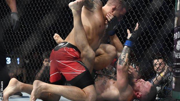 Dustin Poirier was on top towards the end of the first after escaping a guillotine choke
