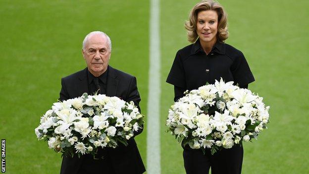 Bournemouth chairman Jeff Mostyn and Newcastle co-owner Amanda Staveley hold wreaths to pay tribute to Queen Elizabeth II