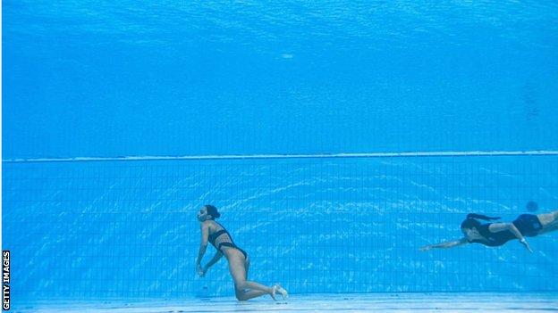 أنيتا ألفاريز يتم إنقاذها تحت الماء من قبل مدربها أندريا فوينتيس