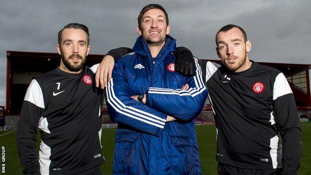 Dougie Imrie (left) and Darian MacKinnon pose with manager Martin Canning