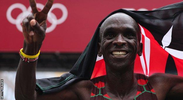 Eliud Kipchoge celebrates winning the Olympic marathon in Tokyo