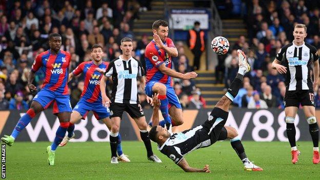 Crystal Palace 1-1 Newcastle: Callum Wilson overhead kick rescues point for  Graeme Jones' Magpies - BBC Sport