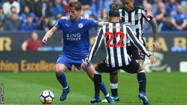 Le Milieu De Terrain De Leicester Adrien Silva En Action Contre Newcastle