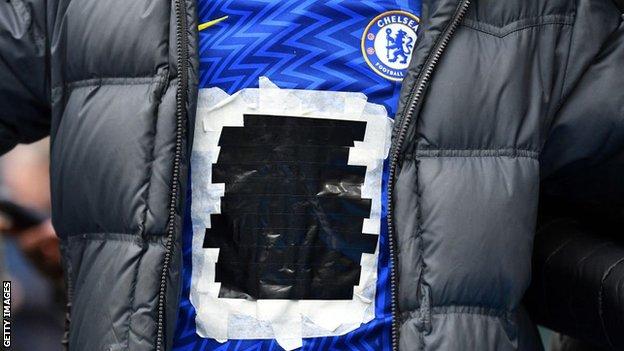 Fan menggunakan selotip untuk memblokir tiga sponsor di kaus Chelsea