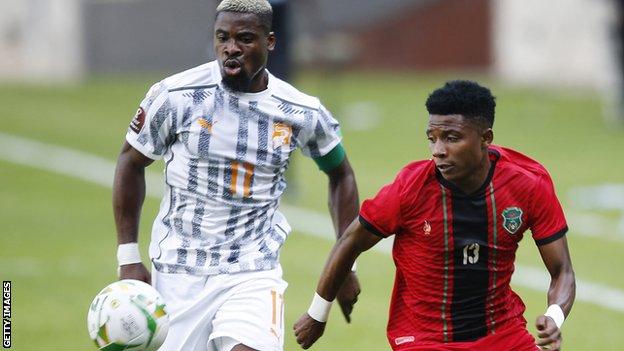 Malawi's Peter Banda (right) vies for the ball with Ivory Coasts captain Serge Aurier (left)