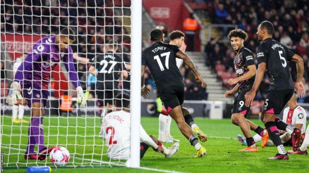 Nathan Tella of Southampton celebrates his goal to make it 0-1