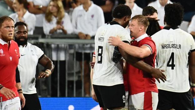 Wales and Fiji players shake hands