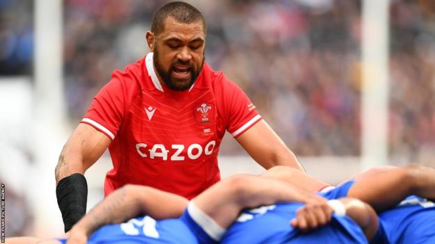 Taulupe Faletau packs down at the back of a scrum