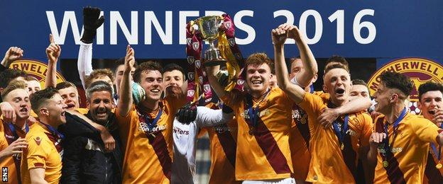 Motherwell players celebrating with the Scottish Youth Cup