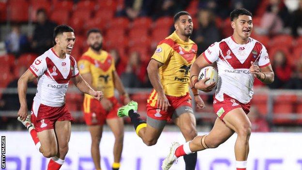 Isaiya Katoa scores a effort   for Tonga