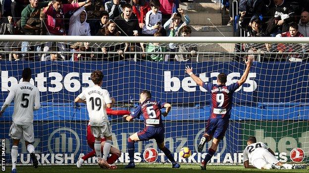 Gonzalo Escalante scores for Eibar against Real Madrid