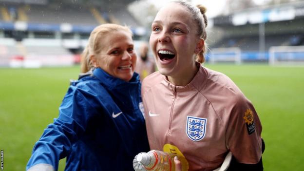 Ellie Roebuck and Sarina Wiegman