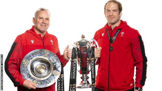 L'entraîneur du Pays de Galles Wayne Pivac avec son premier titre des Six Nations et le capitaine Alun Wyn Jones avec son cinquième