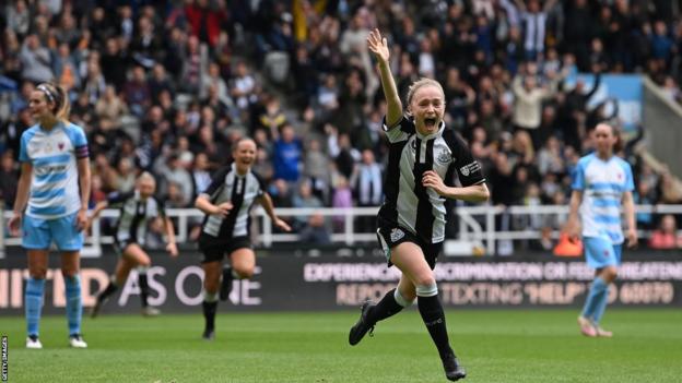 La delantera del Newcastle Katie Barker celebra tras marcar el primer gol