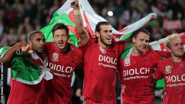 Wales players celebrate qualification for Euro 2016